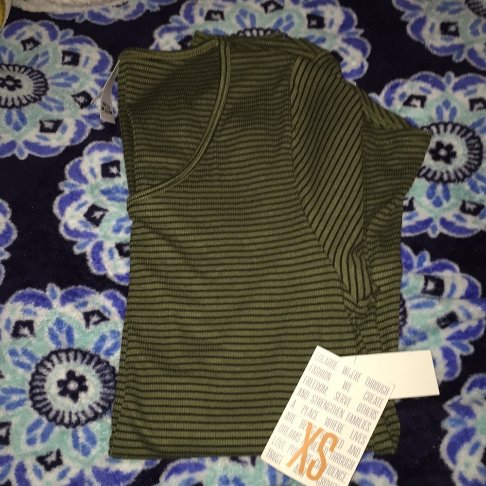 XS Lularoe Classic T